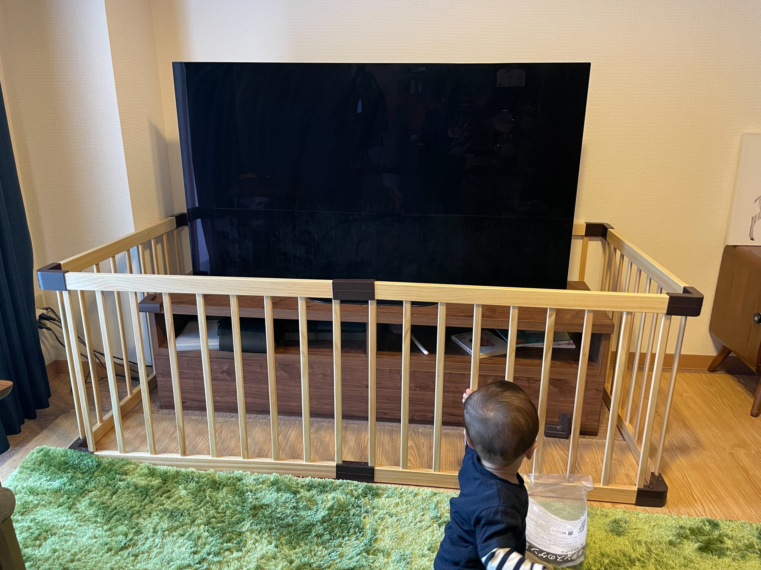 子供からテレビを守るために導入したタンスのゲンの木製ベビーサークル
